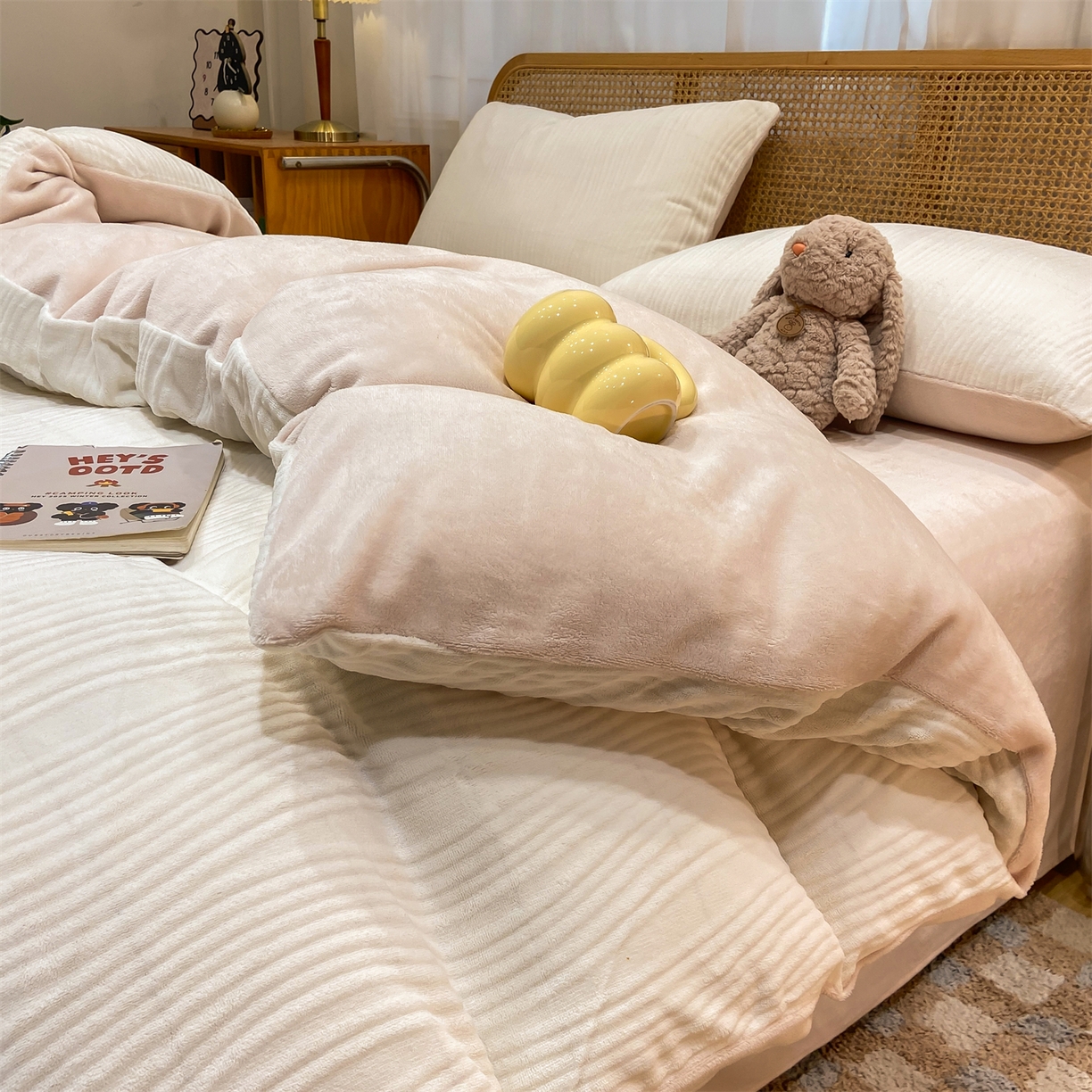 91家纺网 家纺一手货源 找家纺 灰鲸 2025新款高克重牛奶绒雕花简约纯色四件套 温妮-奶昔白+奶茶