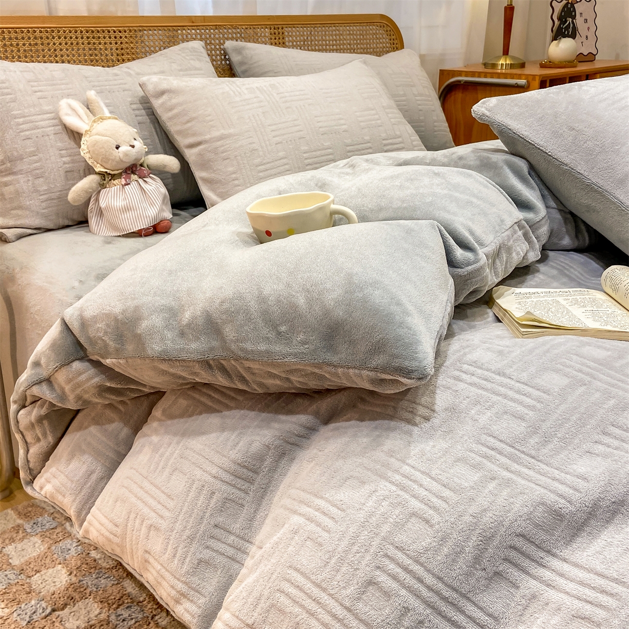 91家纺网 家纺一手货源 找家纺 灰鲸 2025新款高克重牛奶绒雕花简约纯色四件套 糖果格-纳多灰+绅士灰