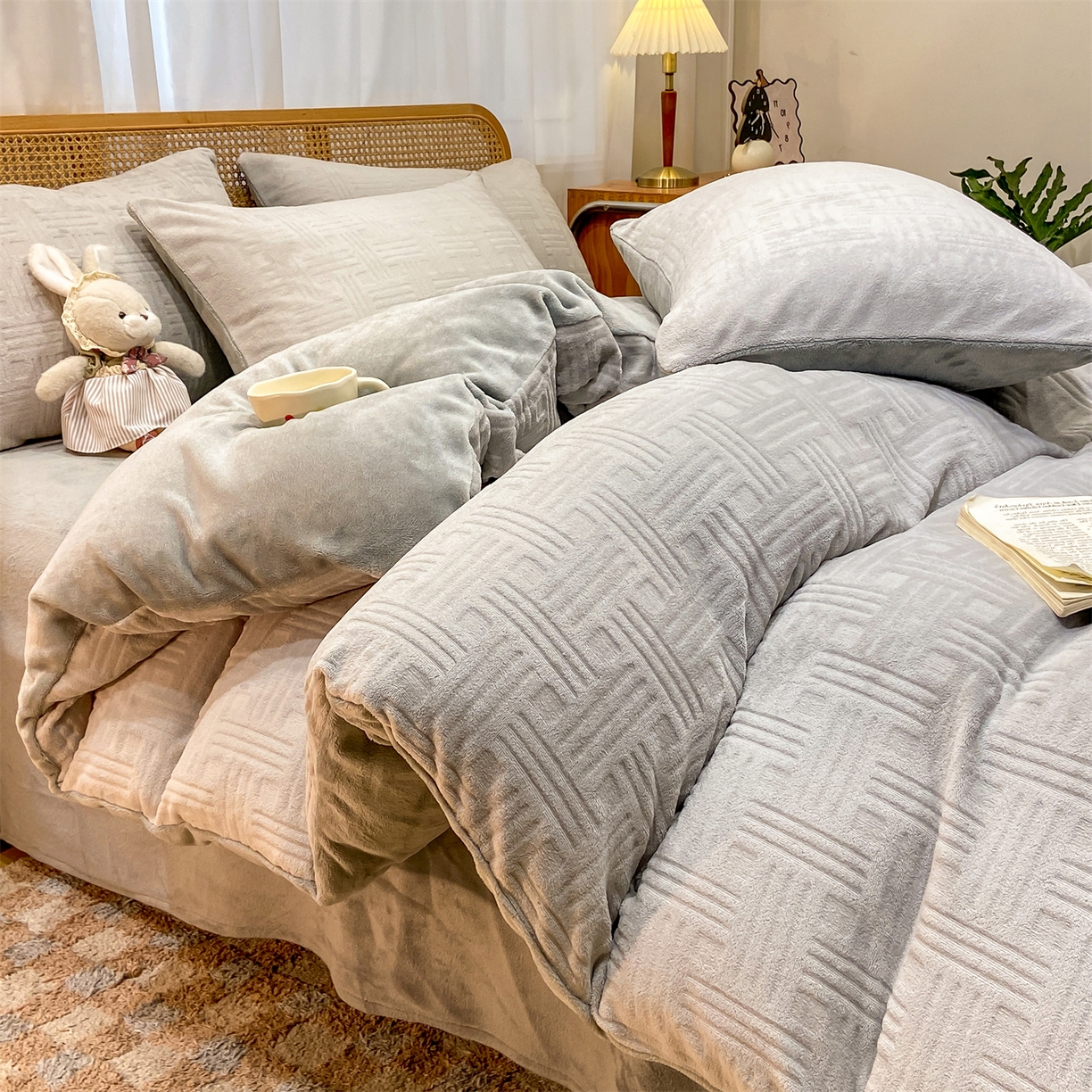 91家纺网 家纺一手货源 找家纺 灰鲸 2025新款高克重牛奶绒雕花简约纯色四件套 糖果格-纳多灰+绅士灰