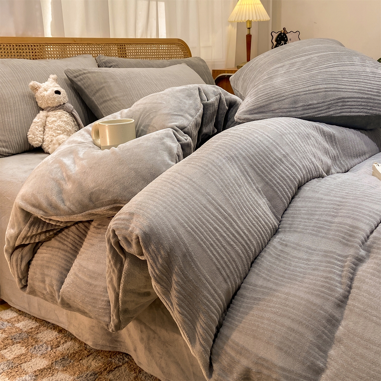 91家纺网 家纺一手货源 找家纺 灰鲸 2025新款高克重牛奶绒雕花简约纯色四件套 温妮-绅士灰