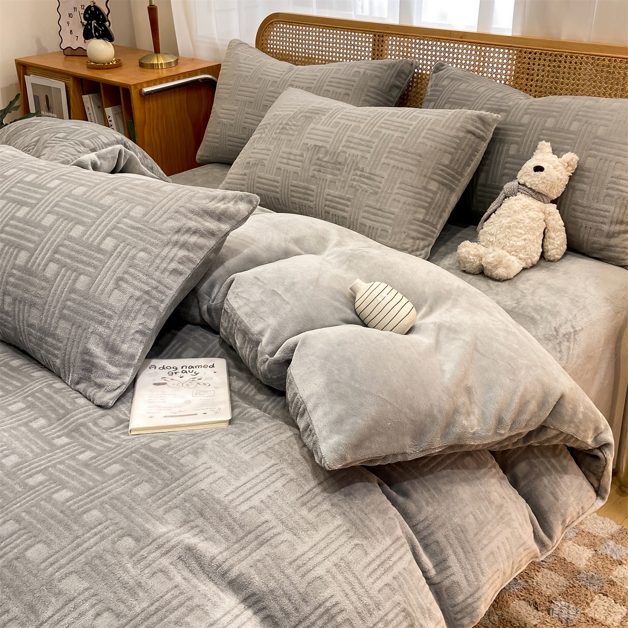 91家纺网 家纺一手货源 找家纺 灰鲸 2025新款高克重牛奶绒雕花简约纯色四件套 糖果格-绅士灰