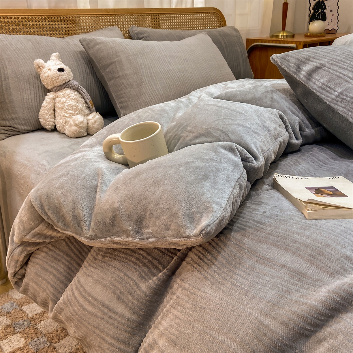 91家纺网 家纺一手货源 找家纺 灰鲸 2025新款高克重牛奶绒雕花简约纯色四件套 温妮-绅士灰