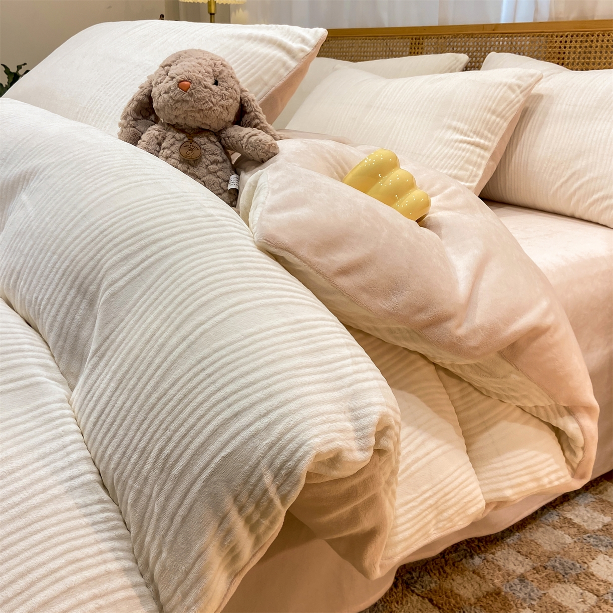 91家纺网 家纺一手货源 找家纺 灰鲸 2025新款高克重牛奶绒雕花简约纯色四件套 温妮-奶昔白+奶茶