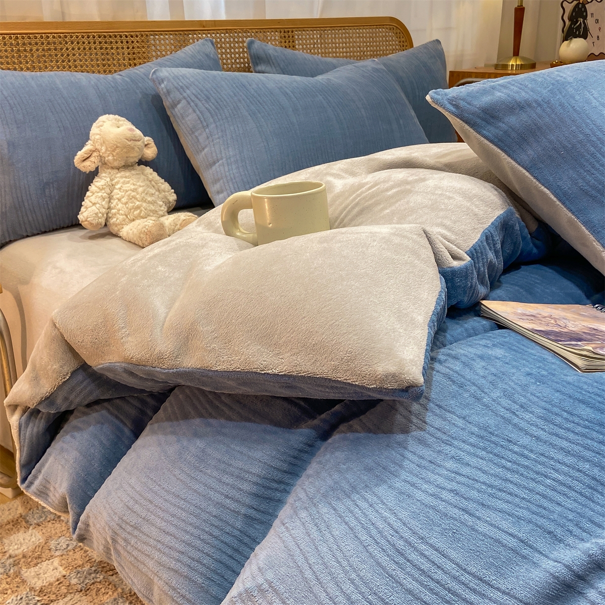 91家纺网 家纺一手货源 找家纺 灰鲸 2025新款高克重牛奶绒雕花简约纯色四件套 温妮-宾利蓝+纳多灰