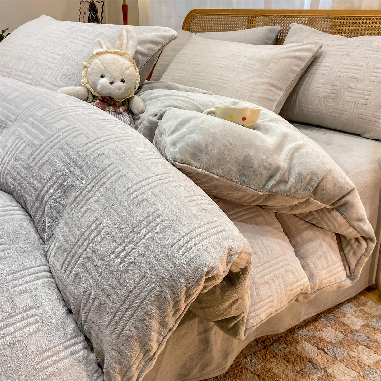 91家纺网 家纺一手货源 找家纺 灰鲸 2025新款高克重牛奶绒雕花简约纯色四件套 糖果格-纳多灰+绅士灰