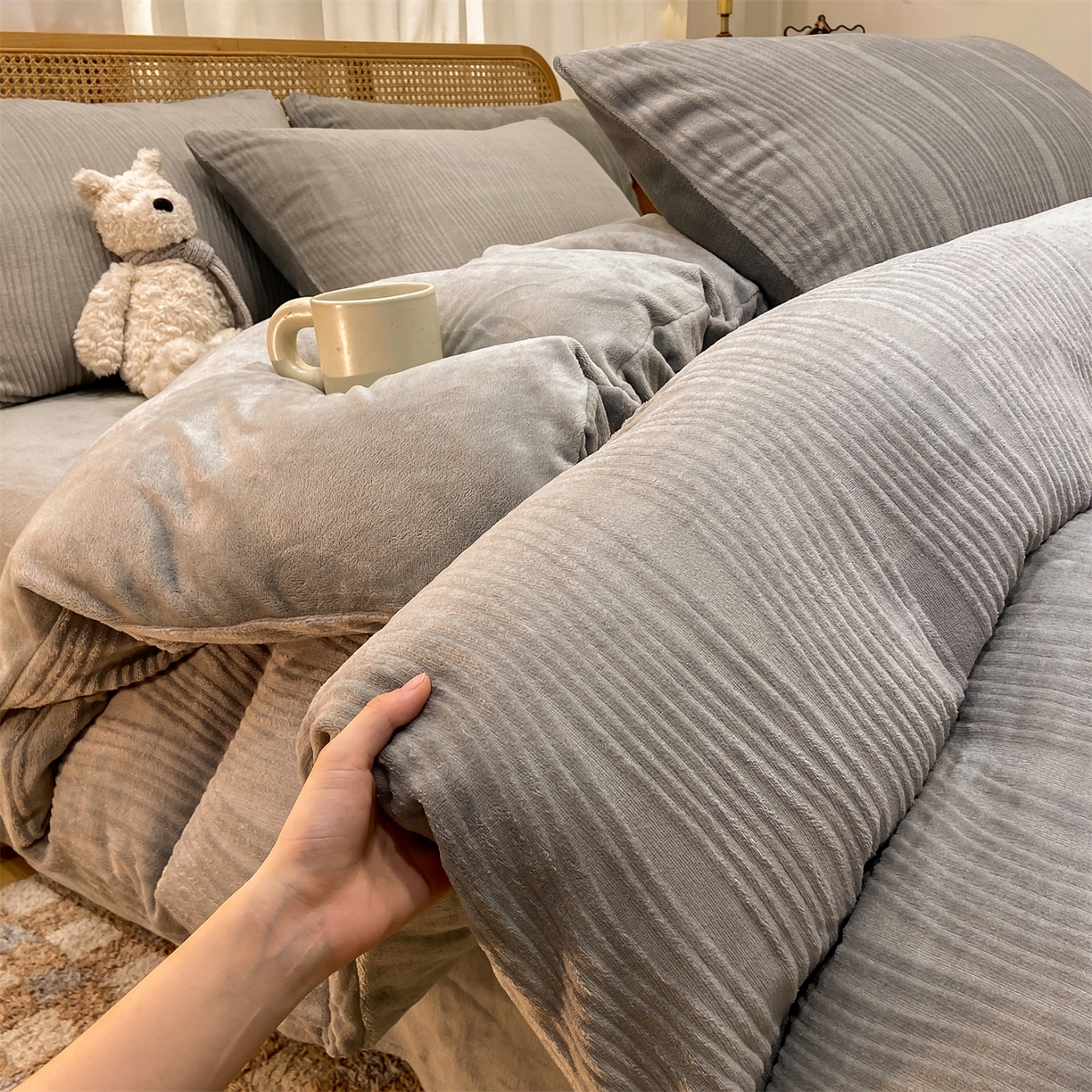 灰鲸 2025新款高克重牛奶绒雕花简约纯色四件套 温妮-绅士灰