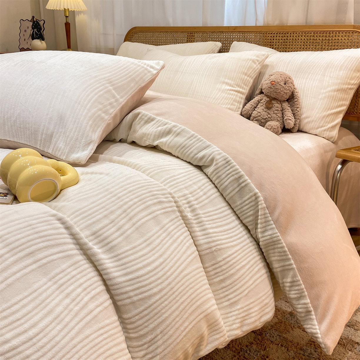 91家纺网 家纺一手货源 找家纺 灰鲸 2025新款高克重牛奶绒雕花简约纯色四件套 温妮-奶昔白+奶茶