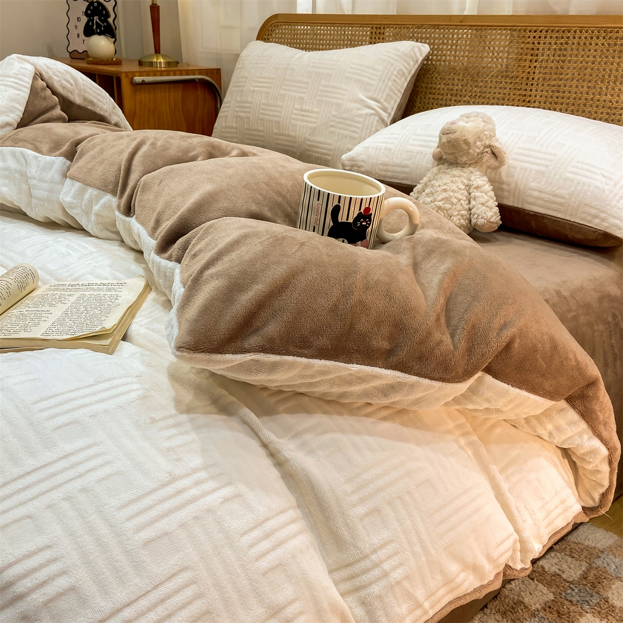 91家纺网 家纺一手货源 找家纺 灰鲸 2025新款高克重牛奶绒雕花简约纯色四件套 糖果格-奶昔白+摩卡