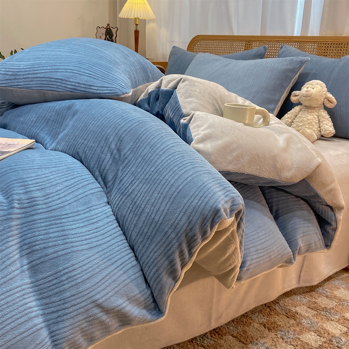 91家纺网 家纺一手货源 找家纺 灰鲸 2025新款高克重牛奶绒雕花简约纯色四件套 温妮-宾利蓝+纳多灰