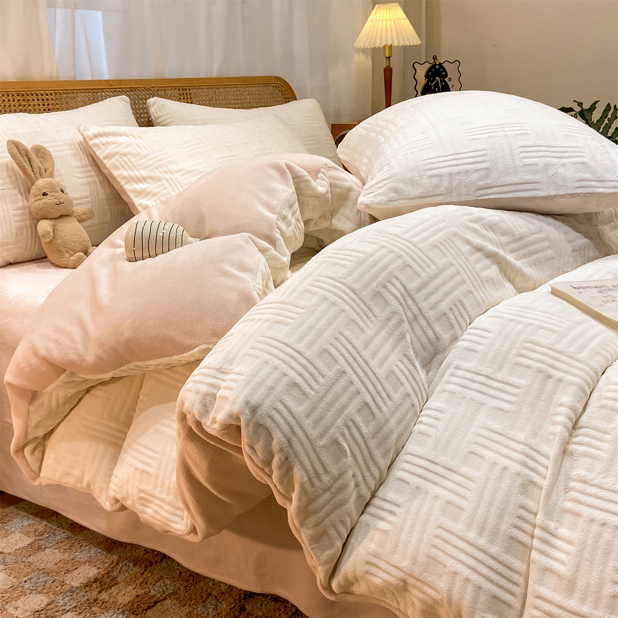 91家纺网 家纺一手货源 找家纺 灰鲸 2025新款高克重牛奶绒雕花简约纯色四件套 糖果格-奶昔白+奶茶