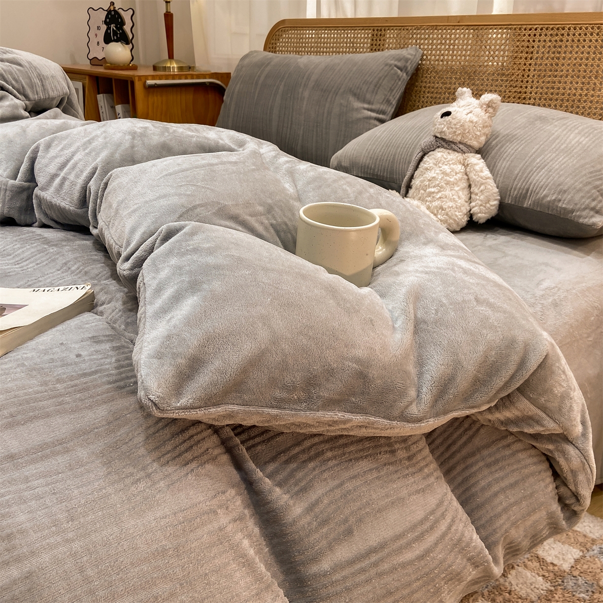 91家纺网 家纺一手货源 找家纺 灰鲸 2025新款高克重牛奶绒雕花简约纯色四件套 温妮-绅士灰