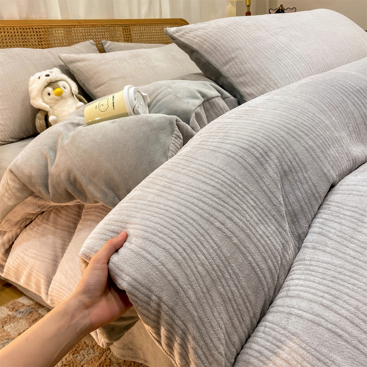 灰鲸 2025新款高克重牛奶绒雕花简约纯色四件套 温妮-纳多灰+绅士灰