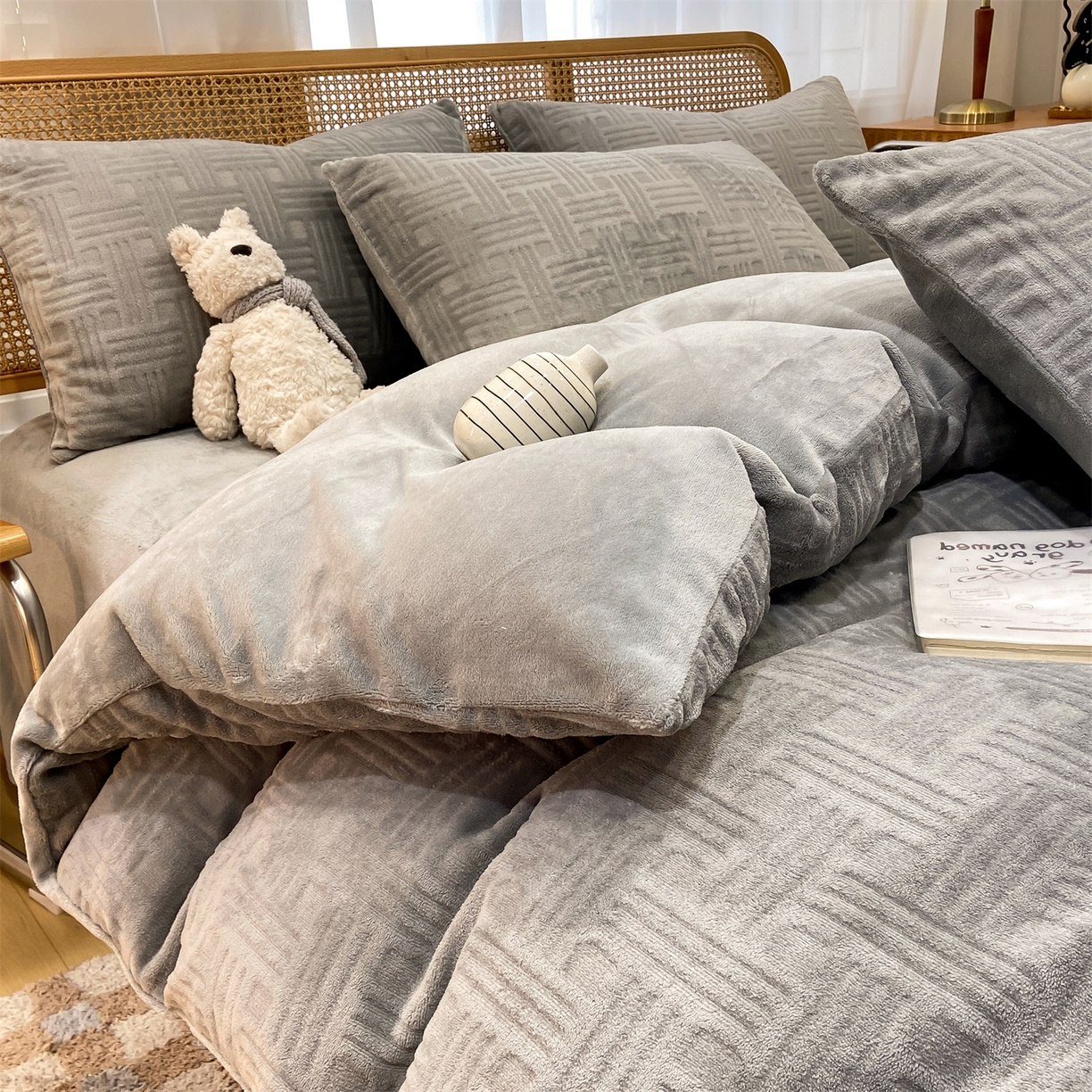 91家纺网 家纺一手货源 找家纺 灰鲸 2025新款高克重牛奶绒雕花简约纯色四件套 糖果格-绅士灰