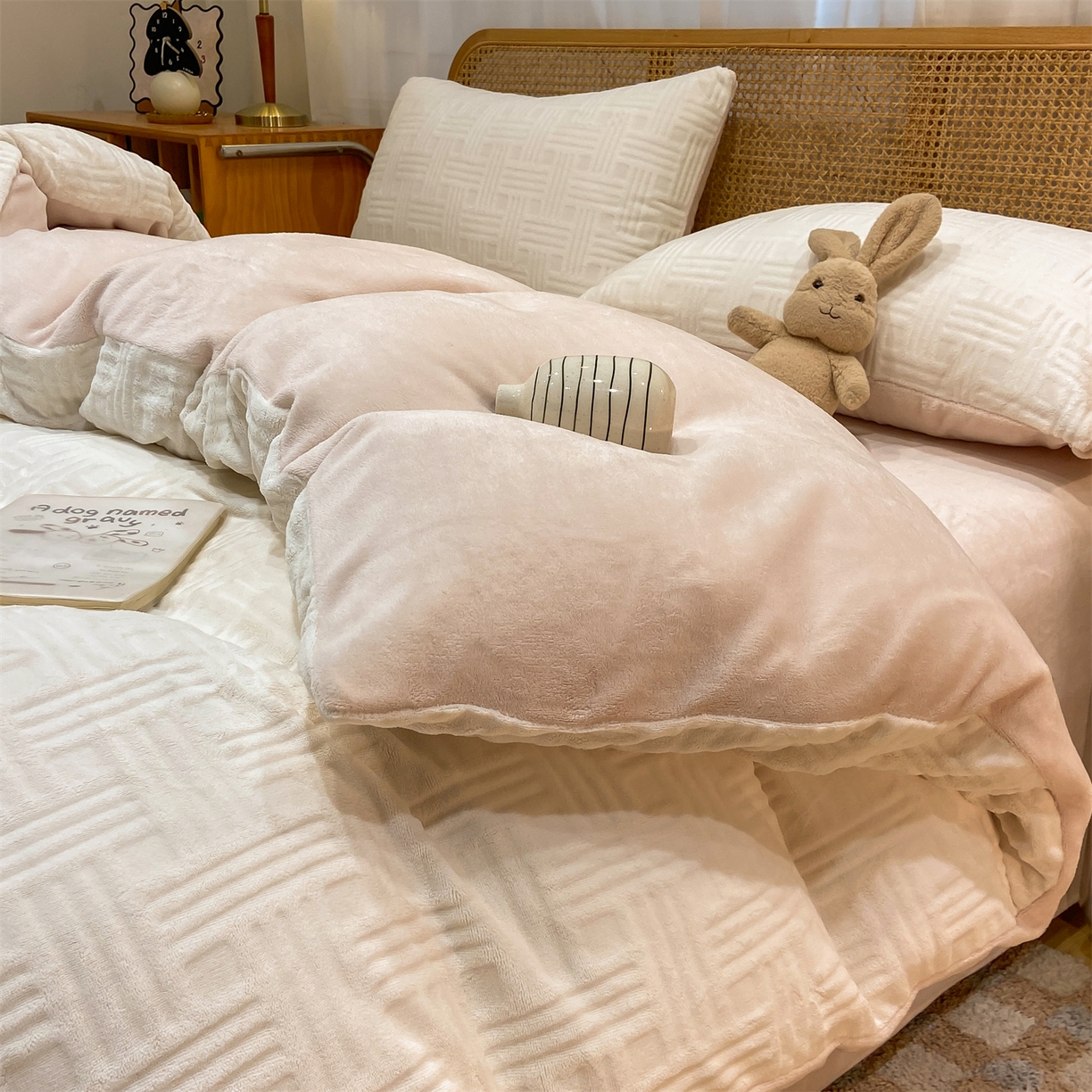 91家纺网 家纺一手货源 找家纺 灰鲸 2025新款高克重牛奶绒雕花简约纯色四件套 糖果格-奶昔白+奶茶