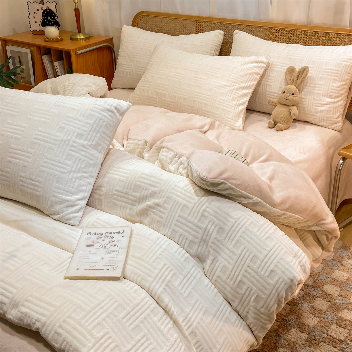 91家纺网 家纺一手货源 找家纺 灰鲸 2025新款高克重牛奶绒雕花简约纯色四件套 糖果格-奶昔白+奶茶