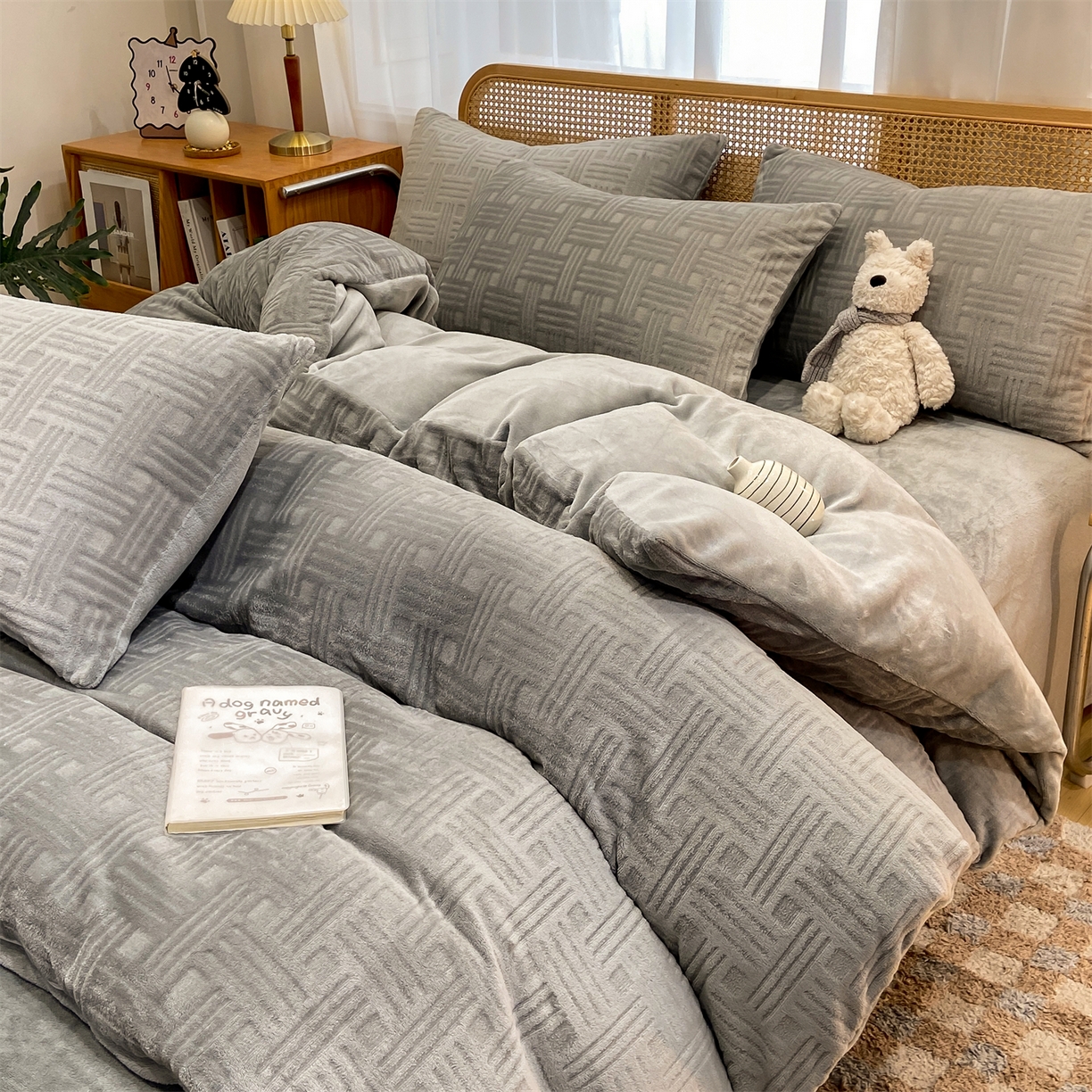 91家纺网 家纺一手货源 找家纺 灰鲸 2025新款高克重牛奶绒雕花简约纯色四件套 糖果格-绅士灰