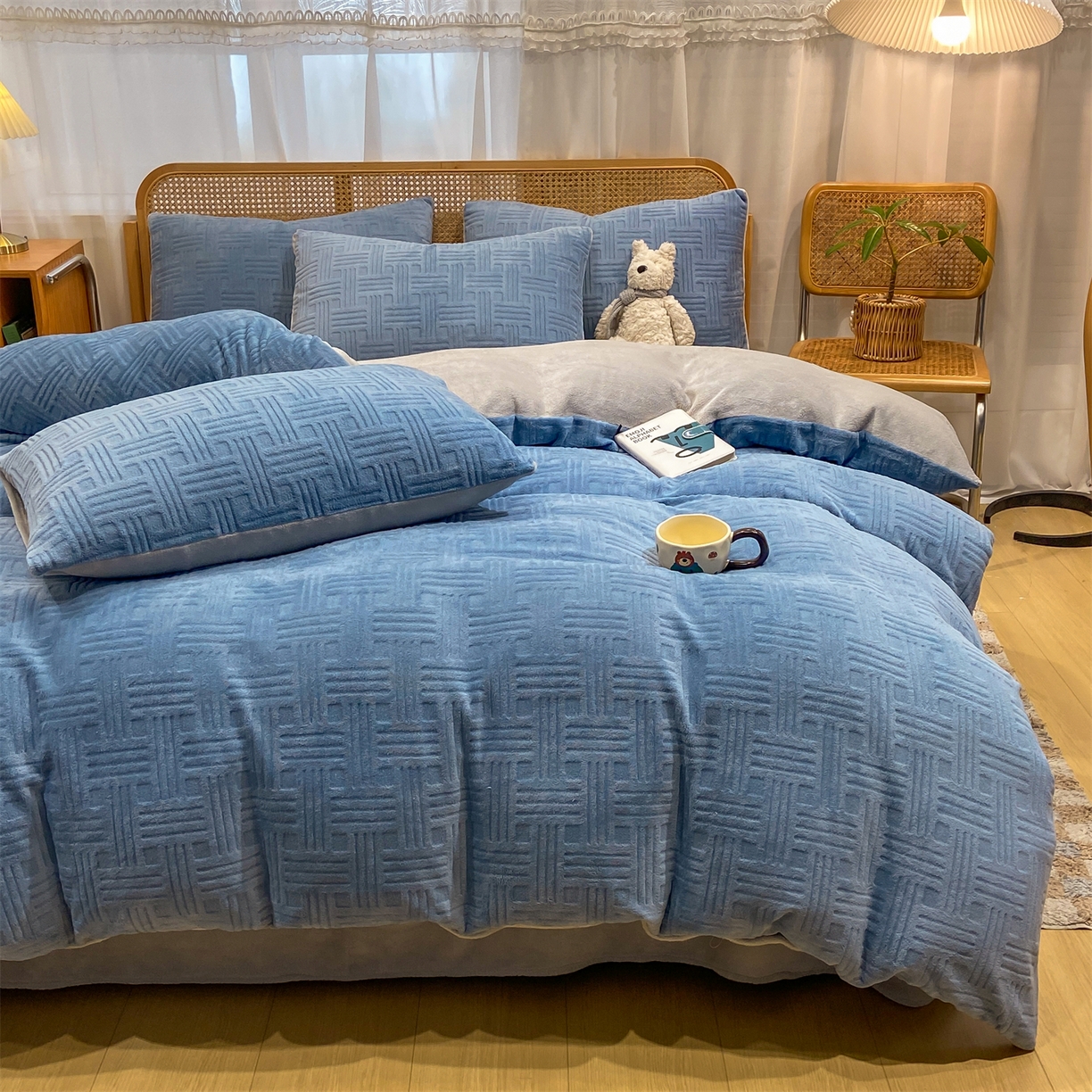 91家纺网 家纺一手货源 找家纺 灰鲸 2025新款高克重牛奶绒雕花简约纯色四件套 糖果格-宾利蓝+纳多灰