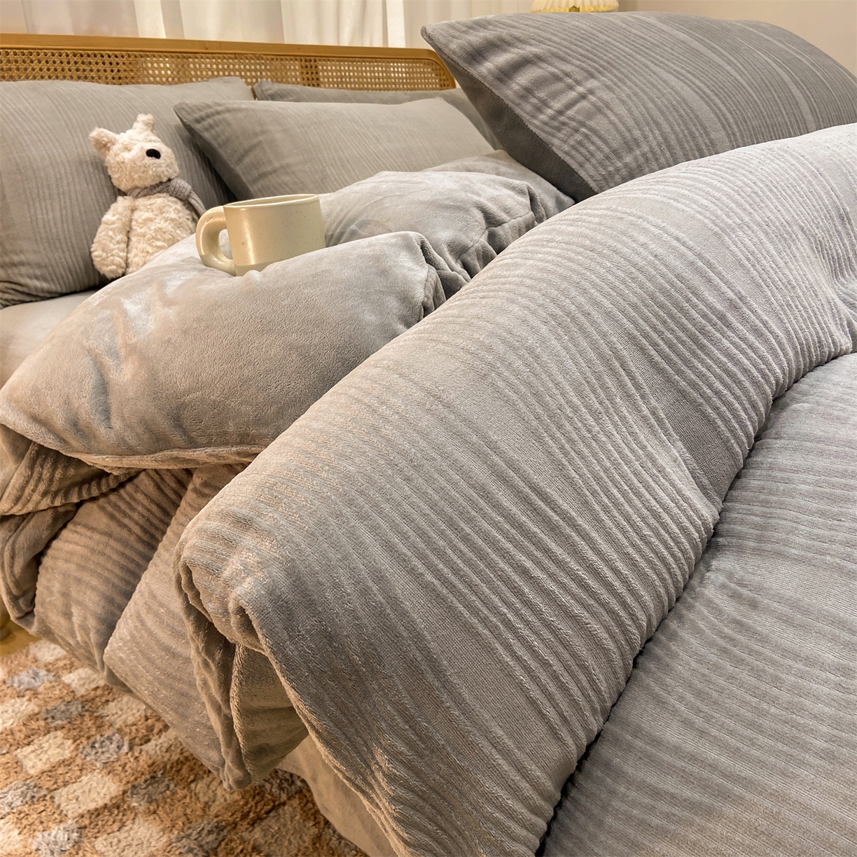 91家纺网 家纺一手货源 找家纺 灰鲸 2025新款高克重牛奶绒雕花简约纯色四件套 温妮-绅士灰