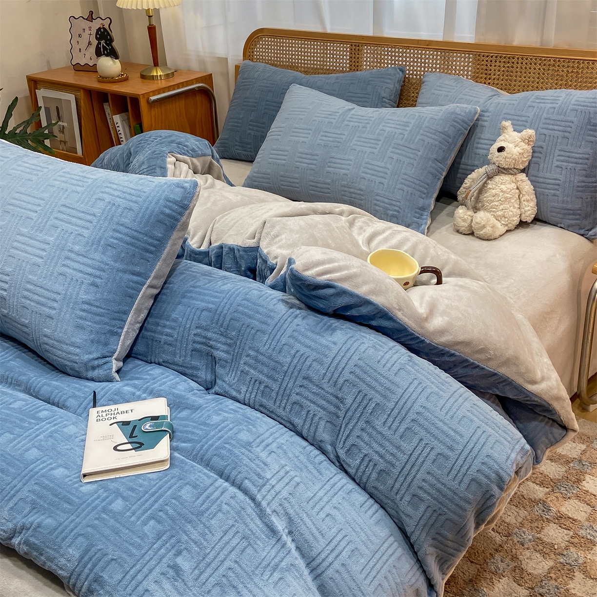 91家纺网 家纺一手货源 找家纺 灰鲸 2025新款高克重牛奶绒雕花简约纯色四件套 糖果格-宾利蓝+纳多灰