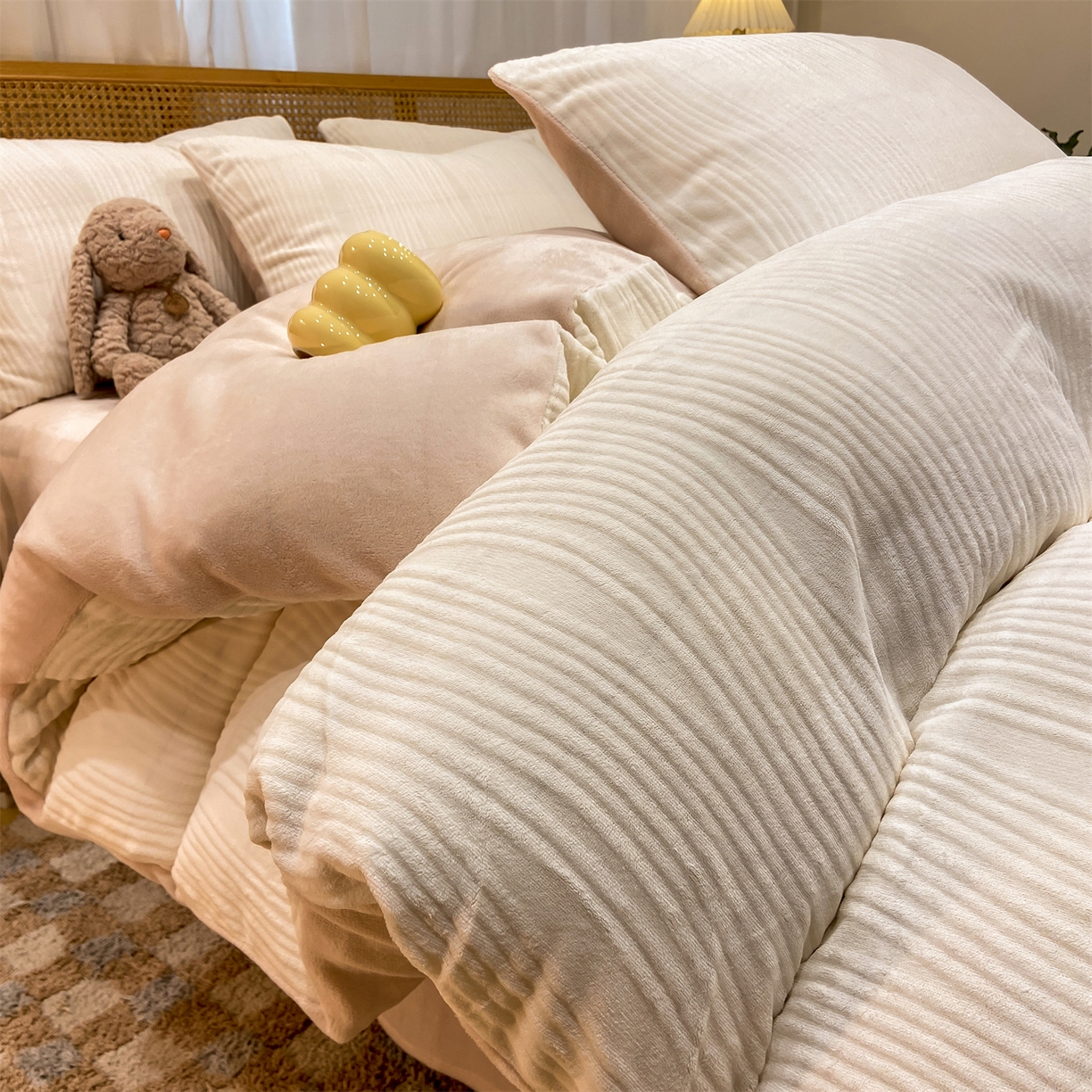 91家纺网 家纺一手货源 找家纺 灰鲸 2025新款高克重牛奶绒雕花简约纯色四件套 温妮-奶昔白+奶茶