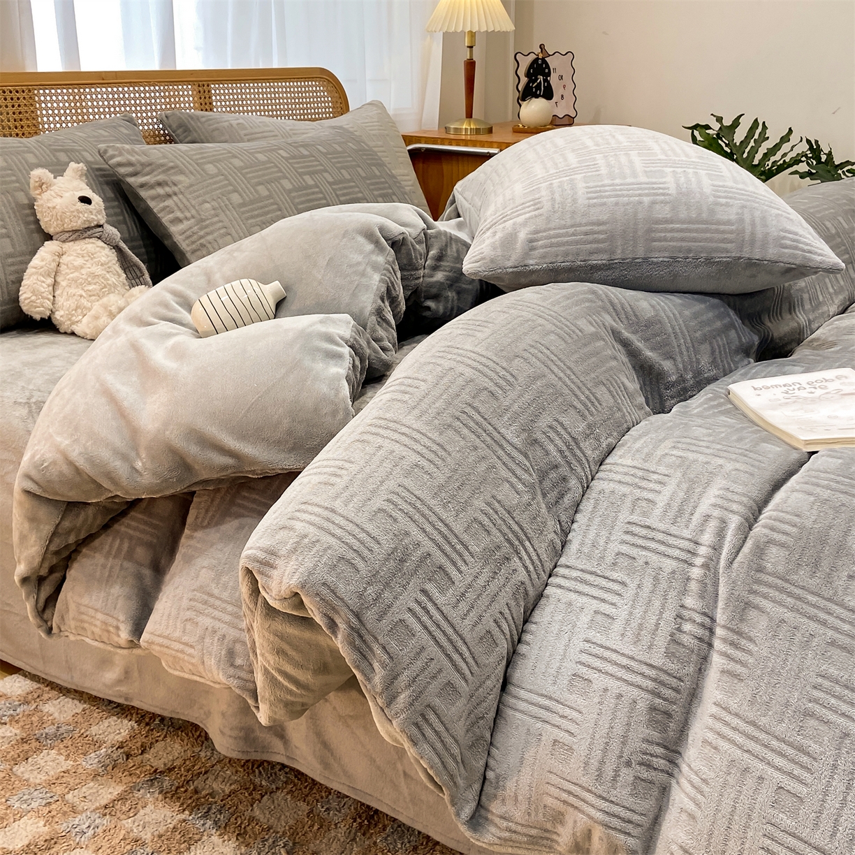 91家纺网 家纺一手货源 找家纺 灰鲸 2025新款高克重牛奶绒雕花简约纯色四件套 糖果格-绅士灰