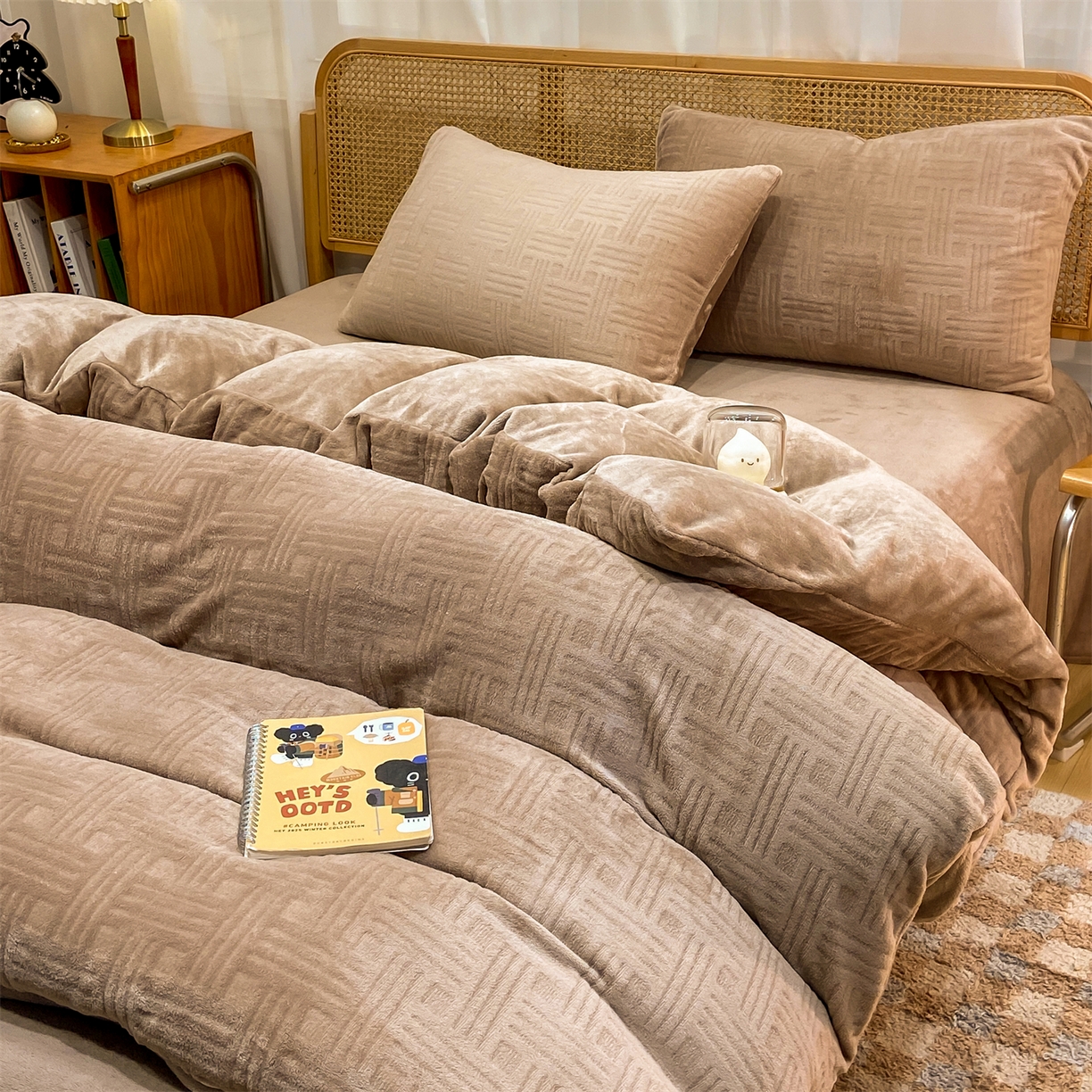 91家纺网 家纺一手货源 找家纺 灰鲸 2025新款高克重牛奶绒雕花简约纯色四件套 糖果格-摩卡