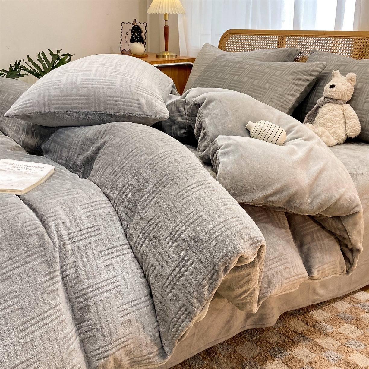 91家纺网 家纺一手货源 找家纺 灰鲸 2025新款高克重牛奶绒雕花简约纯色四件套 糖果格-绅士灰