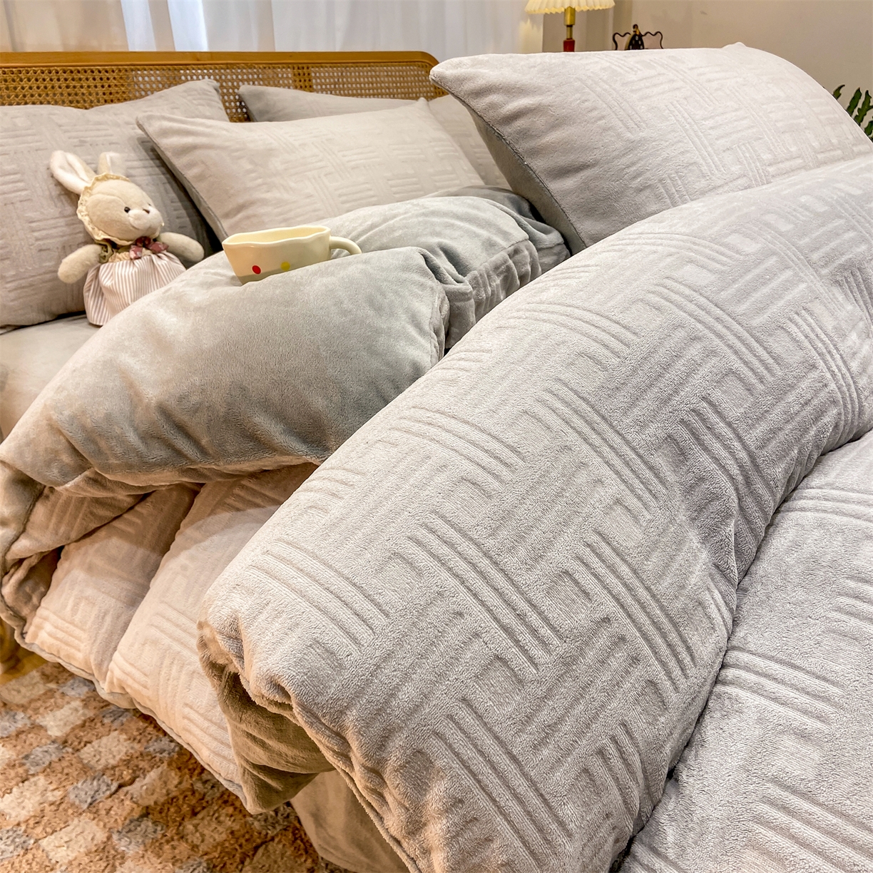 91家纺网 家纺一手货源 找家纺 灰鲸 2025新款高克重牛奶绒雕花简约纯色四件套 糖果格-纳多灰+绅士灰