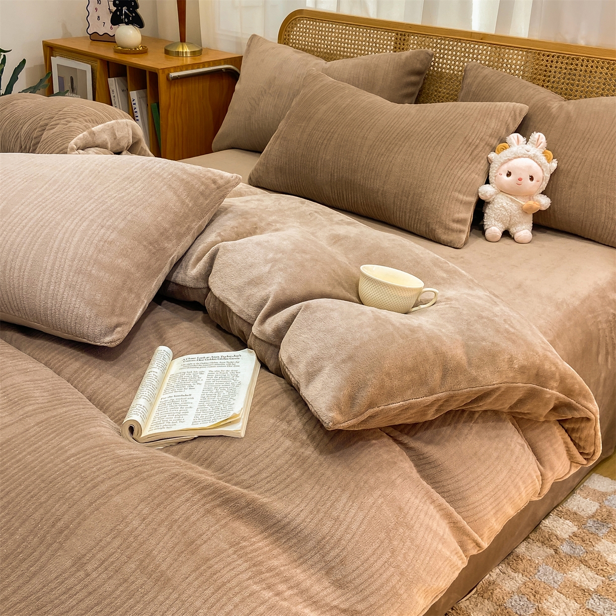 91家纺网 家纺一手货源 找家纺 灰鲸 2025新款高克重牛奶绒雕花简约纯色四件套 温妮-摩卡