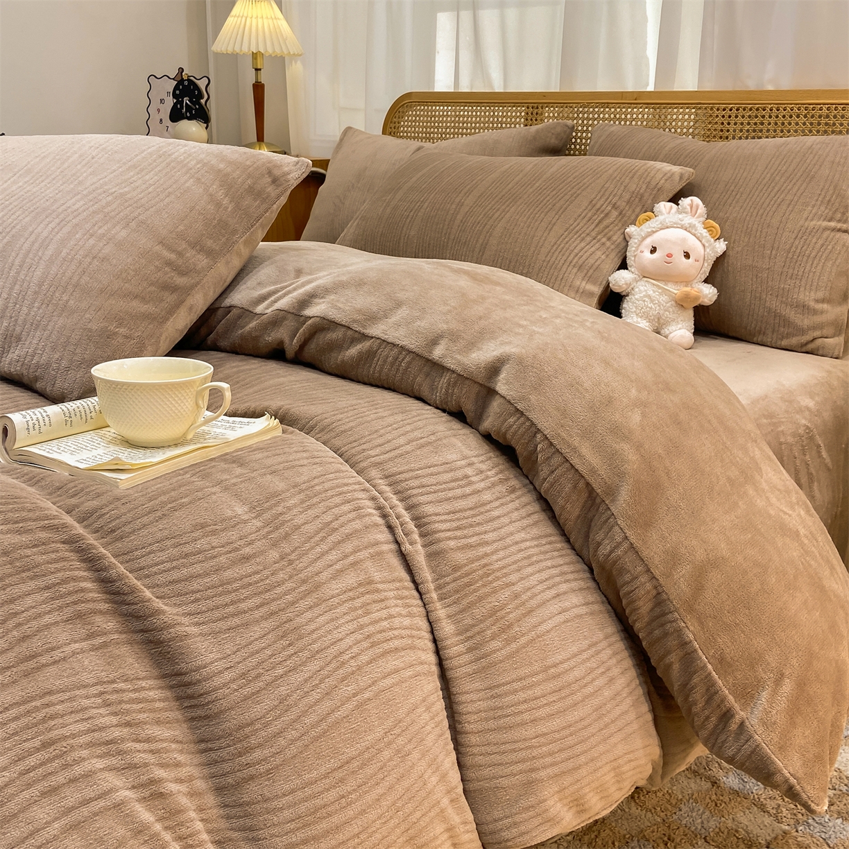 91家纺网 家纺一手货源 找家纺 灰鲸 2025新款高克重牛奶绒雕花简约纯色四件套 温妮-摩卡