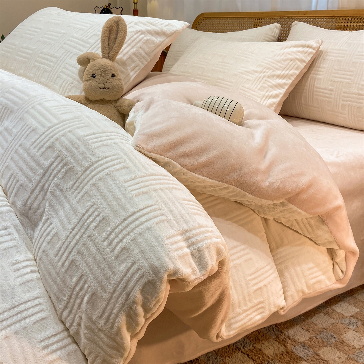 91家纺网 家纺一手货源 找家纺 灰鲸 2025新款高克重牛奶绒雕花简约纯色四件套 糖果格-奶昔白+奶茶