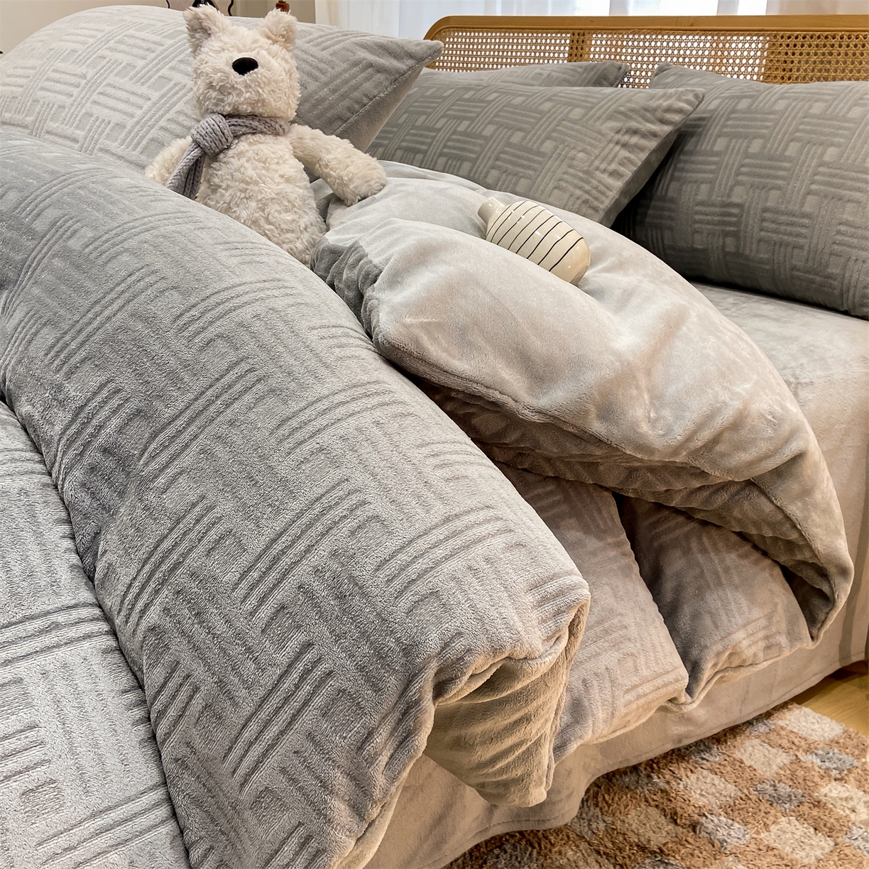 91家纺网 家纺一手货源 找家纺 灰鲸 2025新款高克重牛奶绒雕花简约纯色四件套 糖果格-绅士灰