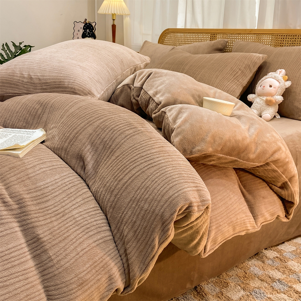 91家纺网 家纺一手货源 找家纺 灰鲸 2025新款高克重牛奶绒雕花简约纯色四件套 温妮-摩卡