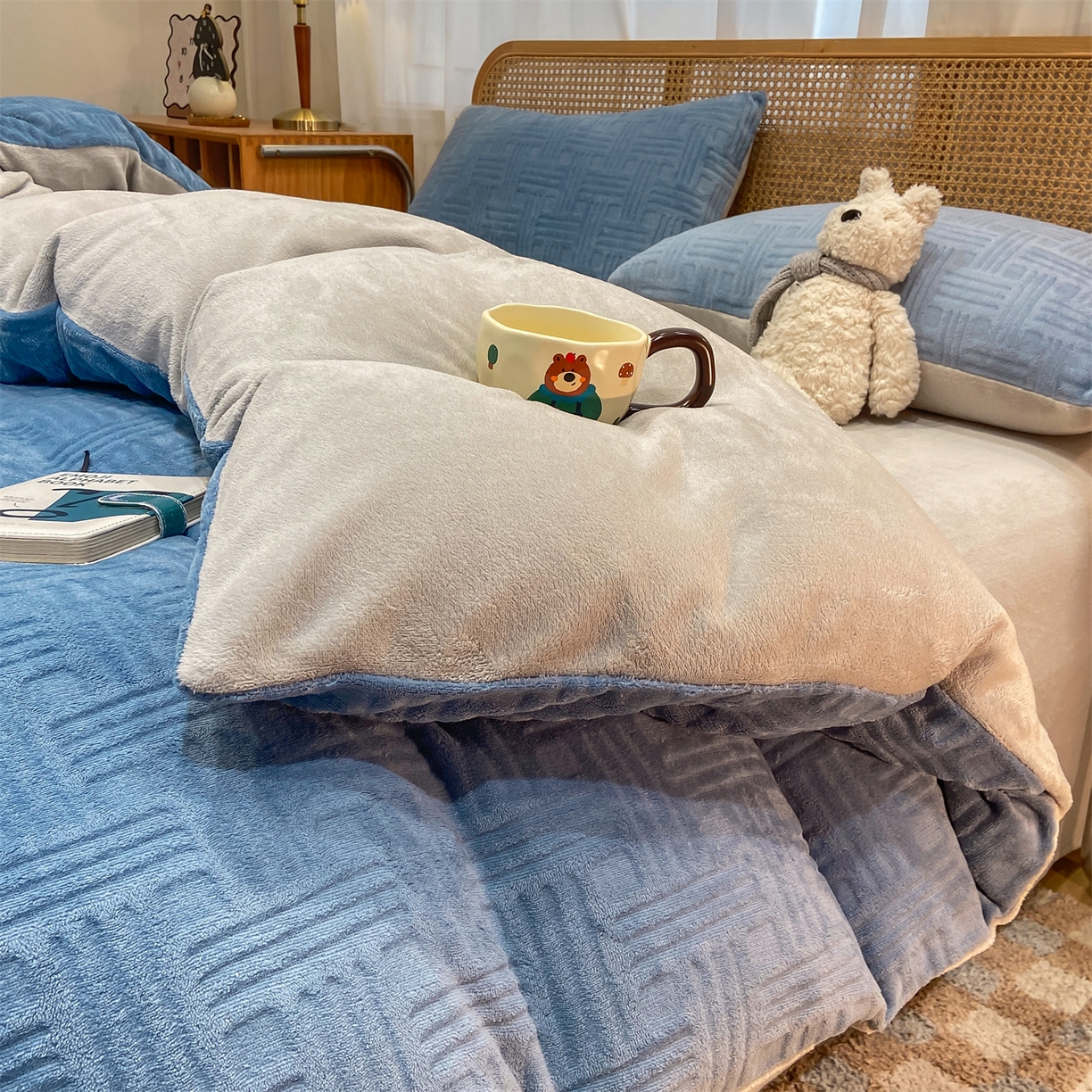 91家纺网 家纺一手货源 找家纺 灰鲸 2025新款高克重牛奶绒雕花简约纯色四件套 糖果格-宾利蓝+纳多灰