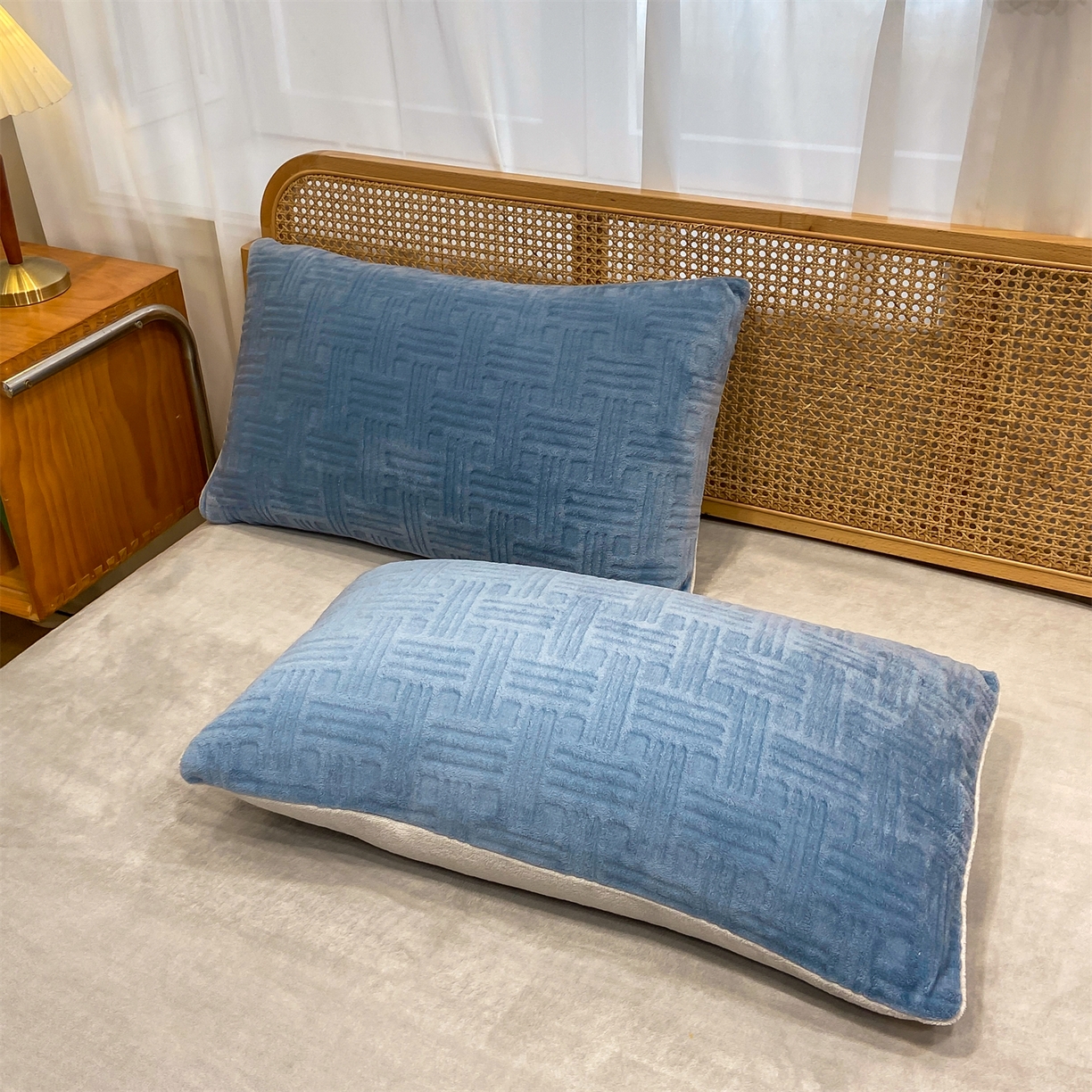 91家纺网 家纺一手货源 找家纺 灰鲸 2025新款高克重牛奶绒雕花简约纯色四件套 糖果格-宾利蓝+纳多灰