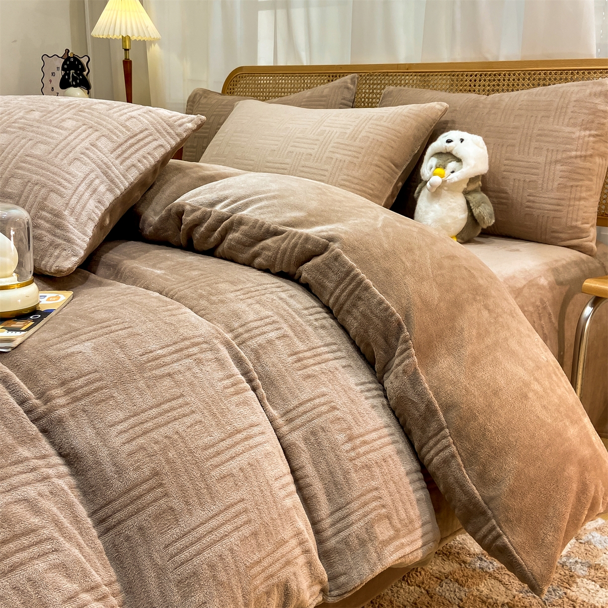 91家纺网 家纺一手货源 找家纺 灰鲸 2025新款高克重牛奶绒雕花简约纯色四件套 糖果格-摩卡