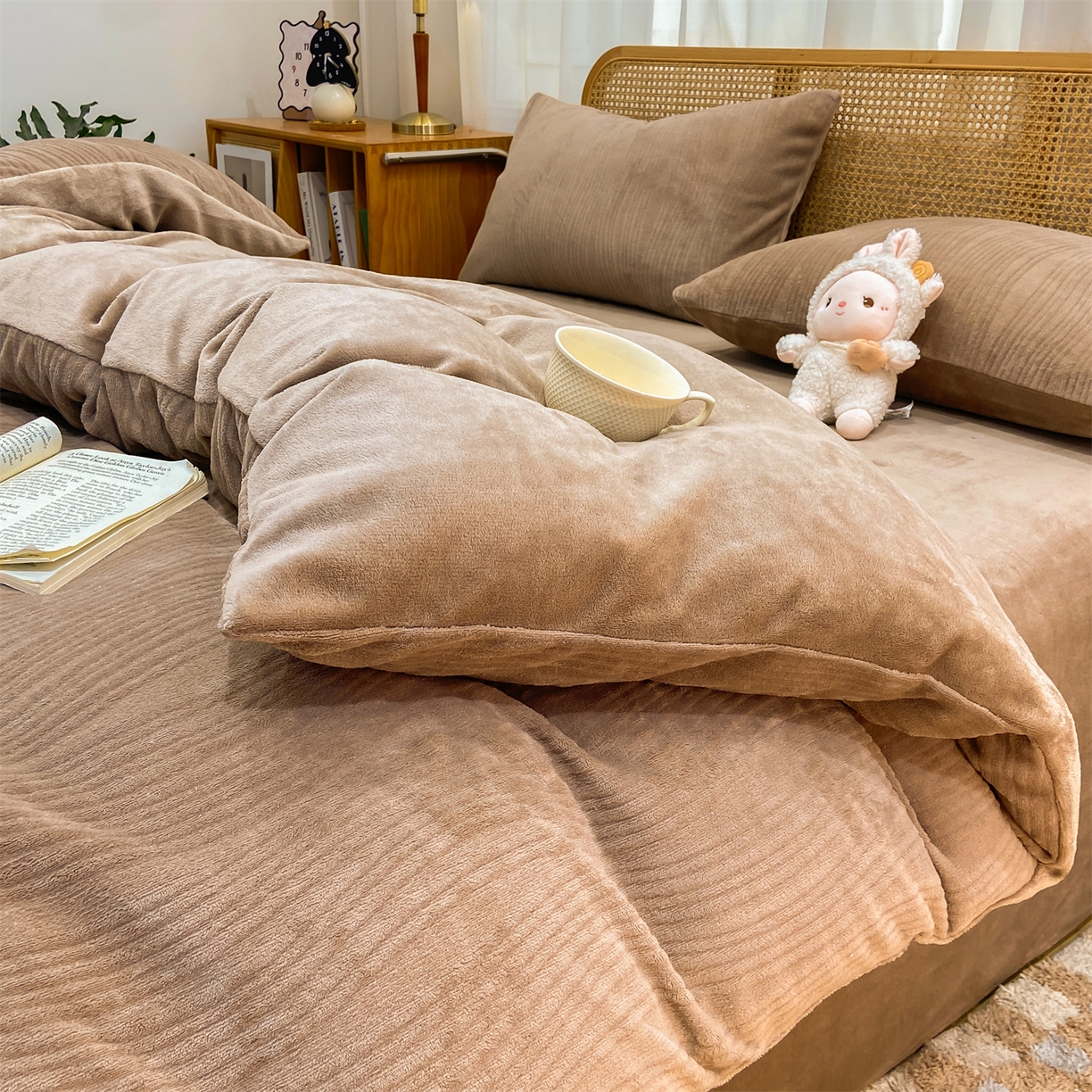 91家纺网 家纺一手货源 找家纺 灰鲸 2025新款高克重牛奶绒雕花简约纯色四件套 温妮-摩卡