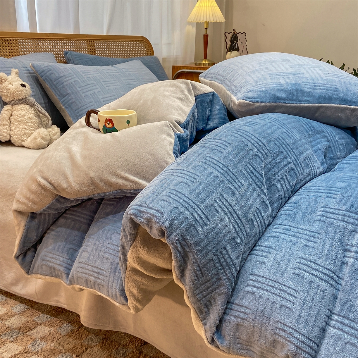 91家纺网 家纺一手货源 找家纺 灰鲸 2025新款高克重牛奶绒雕花简约纯色四件套 糖果格-宾利蓝+纳多灰