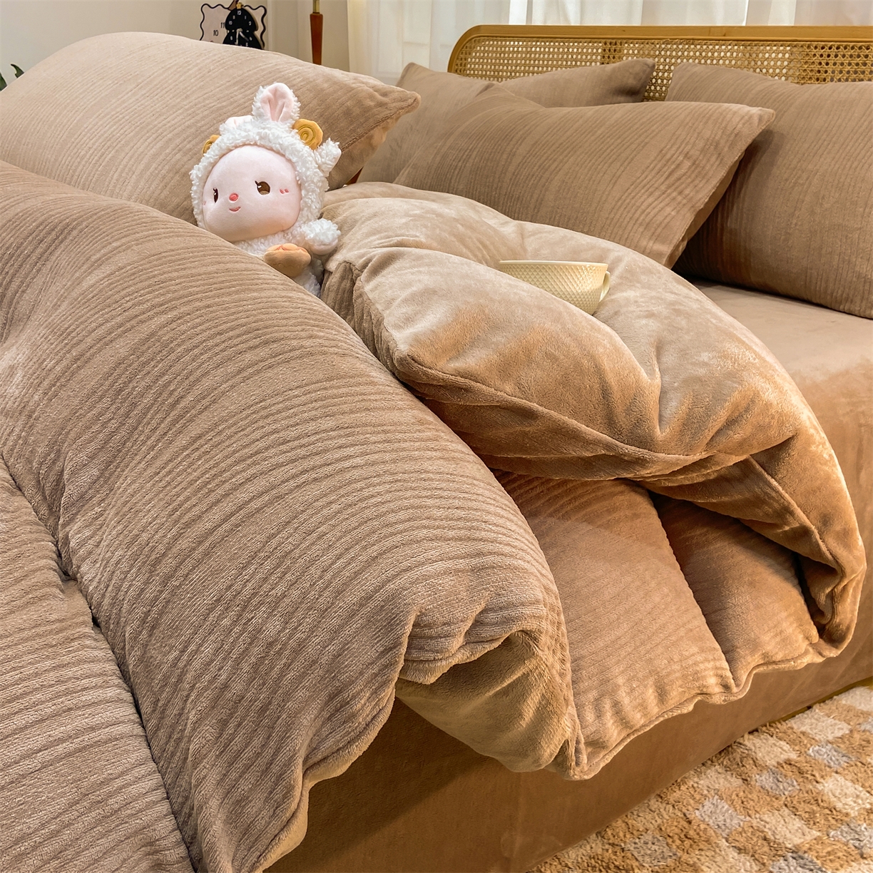 91家纺网 家纺一手货源 找家纺 灰鲸 2025新款高克重牛奶绒雕花简约纯色四件套 温妮-摩卡