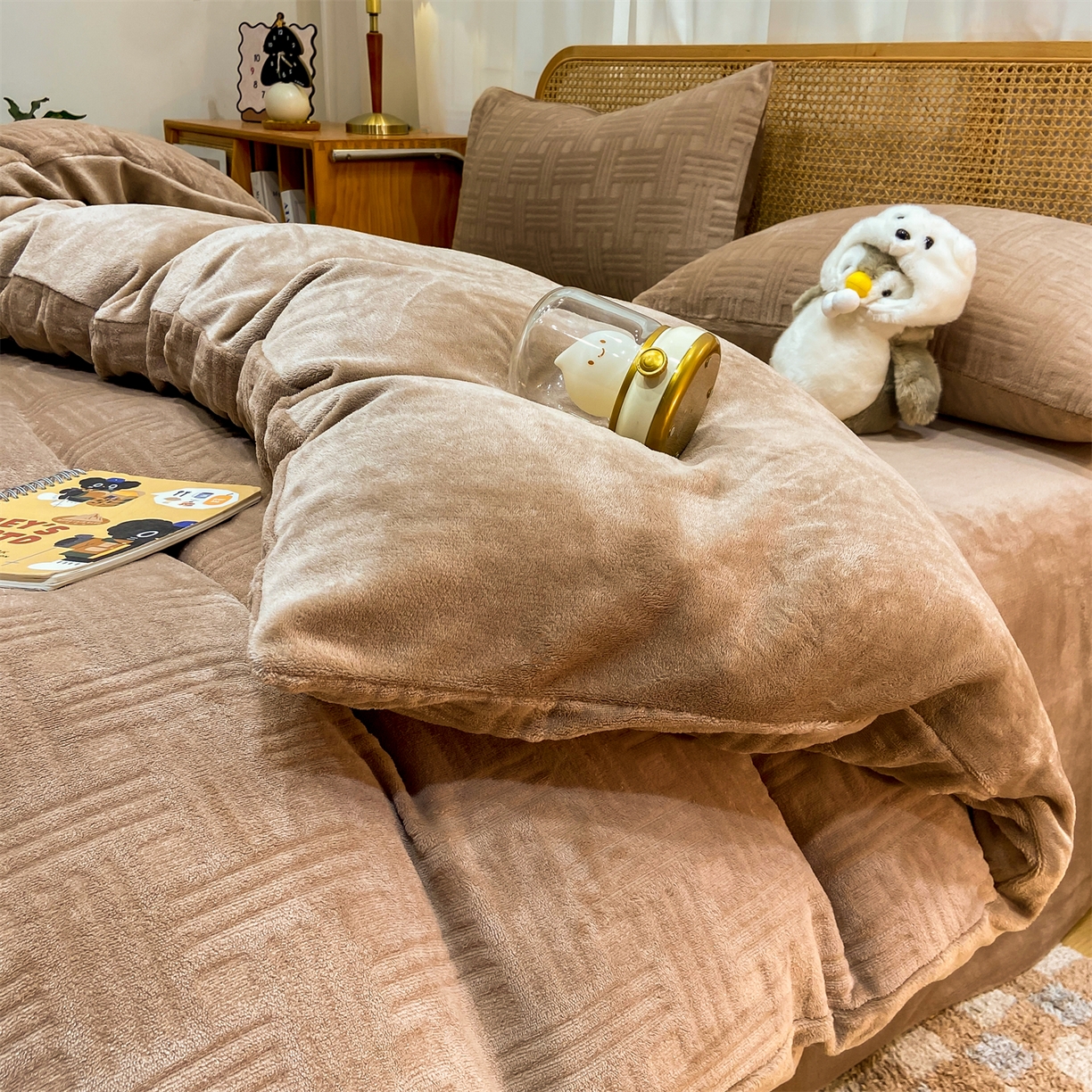 91家纺网 家纺一手货源 找家纺 灰鲸 2025新款高克重牛奶绒雕花简约纯色四件套 糖果格-摩卡