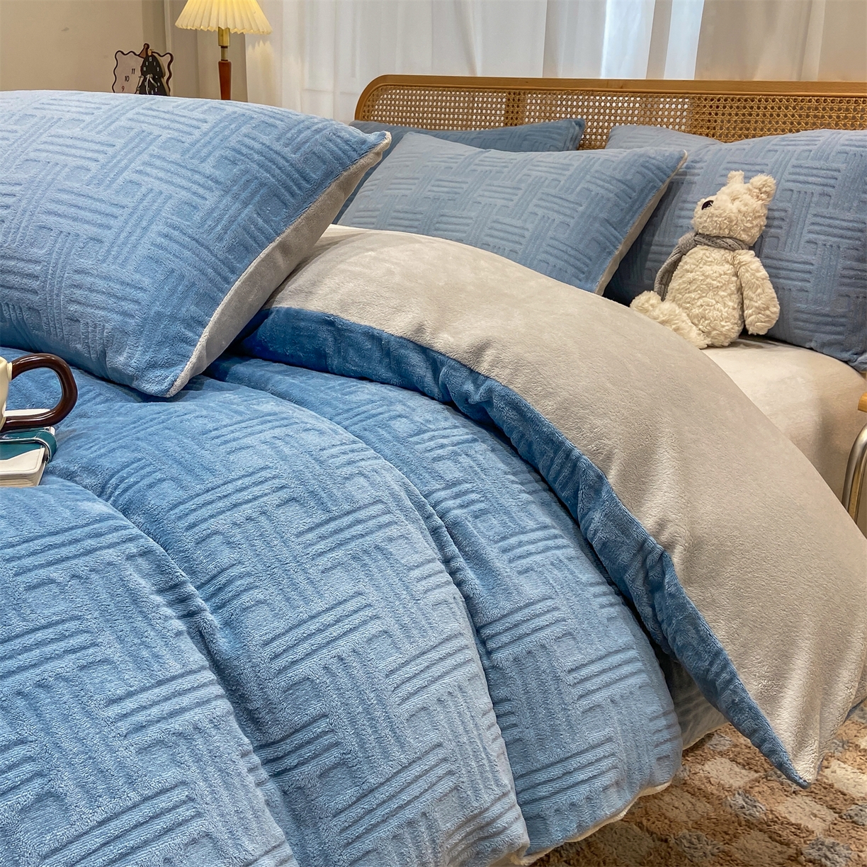 91家纺网 家纺一手货源 找家纺 灰鲸 2025新款高克重牛奶绒雕花简约纯色四件套 糖果格-宾利蓝+纳多灰