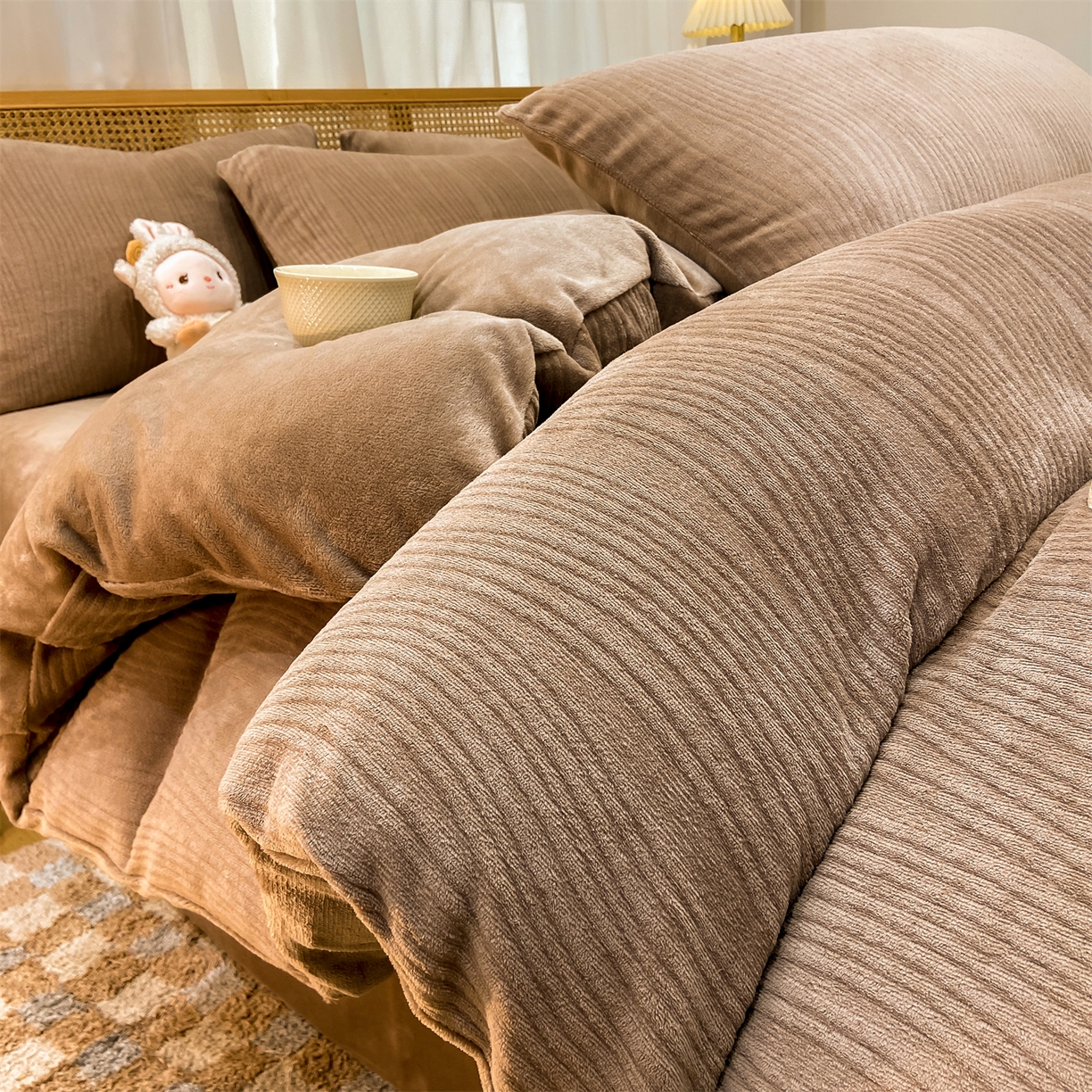 91家纺网 家纺一手货源 找家纺 灰鲸 2025新款高克重牛奶绒雕花简约纯色四件套 温妮-摩卡