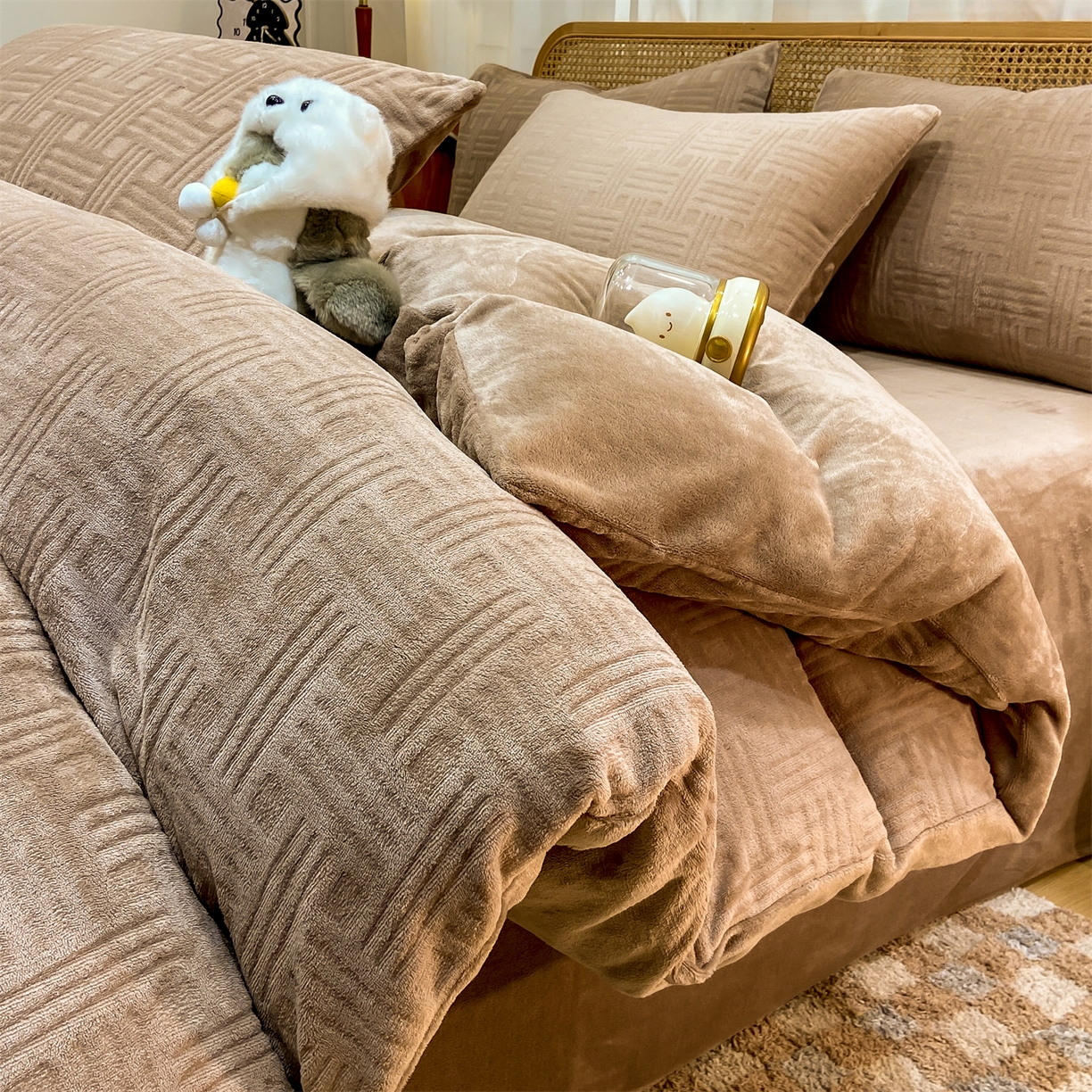 91家纺网 家纺一手货源 找家纺 灰鲸 2025新款高克重牛奶绒雕花简约纯色四件套 糖果格-摩卡