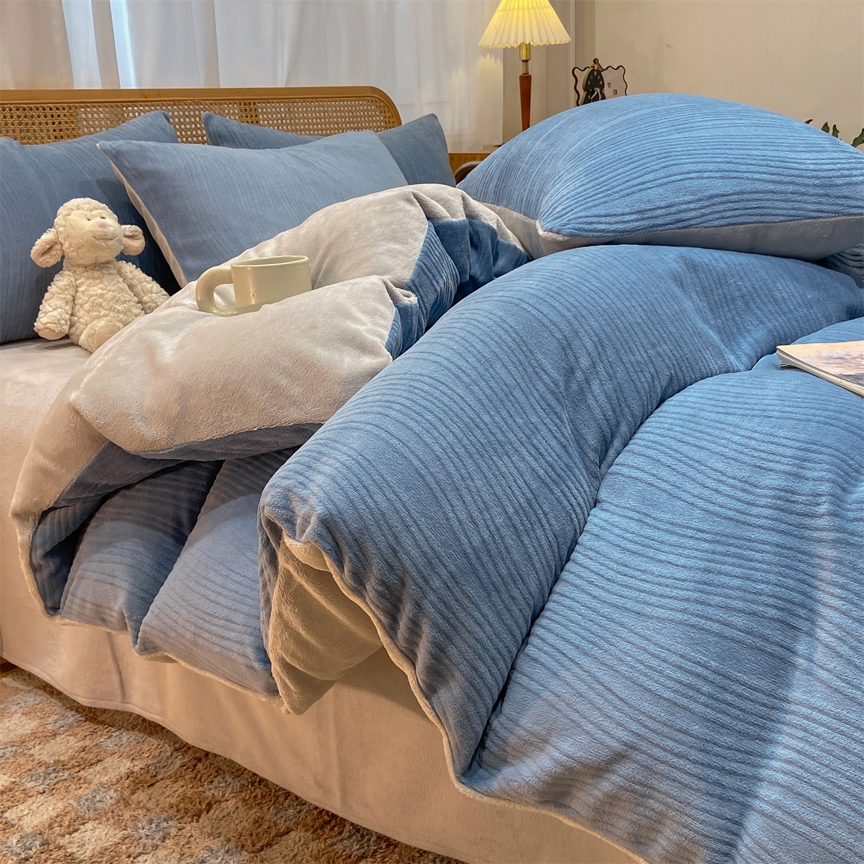 91家纺网 家纺一手货源 找家纺 灰鲸 2025新款高克重牛奶绒雕花简约纯色四件套 温妮-宾利蓝+纳多灰