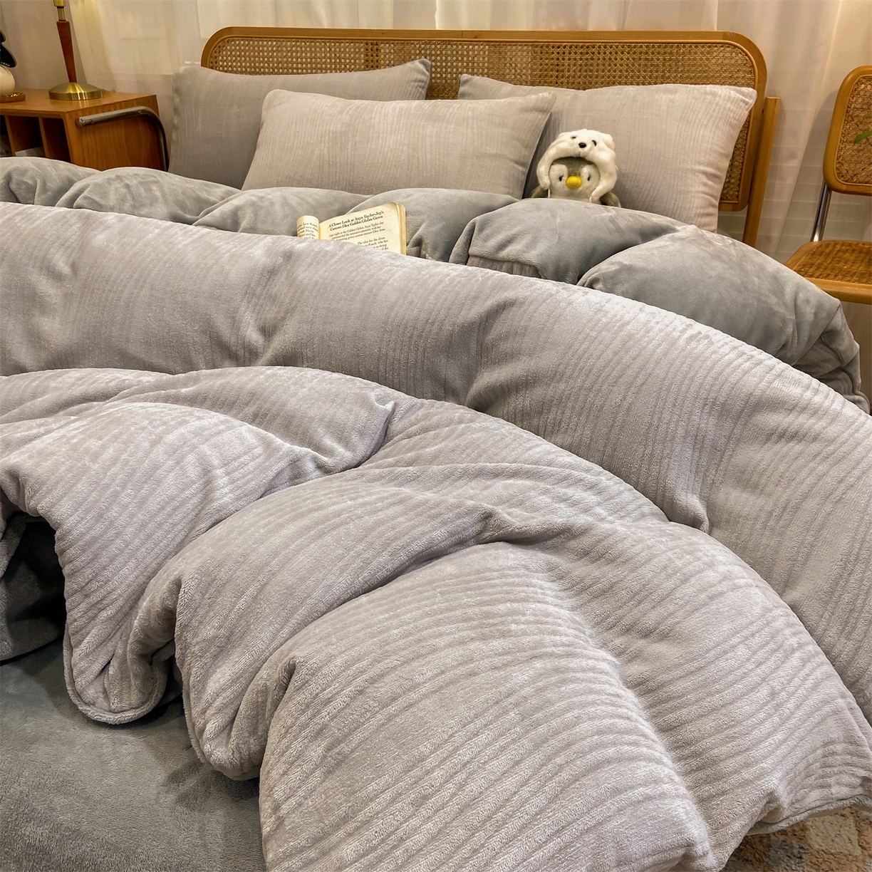 91家纺网 家纺一手货源 找家纺 灰鲸 2025新款高克重牛奶绒雕花简约纯色四件套 温妮-纳多灰+绅士灰