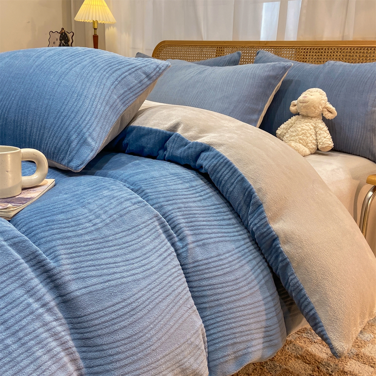 91家纺网 家纺一手货源 找家纺 灰鲸 2025新款高克重牛奶绒雕花简约纯色四件套 温妮-宾利蓝+纳多灰