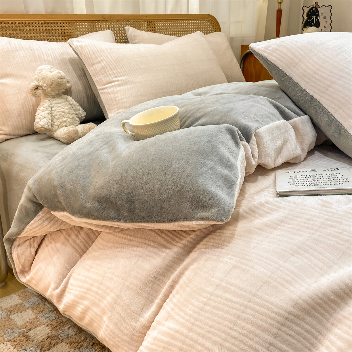 91家纺网 家纺一手货源 找家纺 灰鲸 2025新款高克重牛奶绒雕花简约纯色四件套 温妮-奶茶+绅士灰