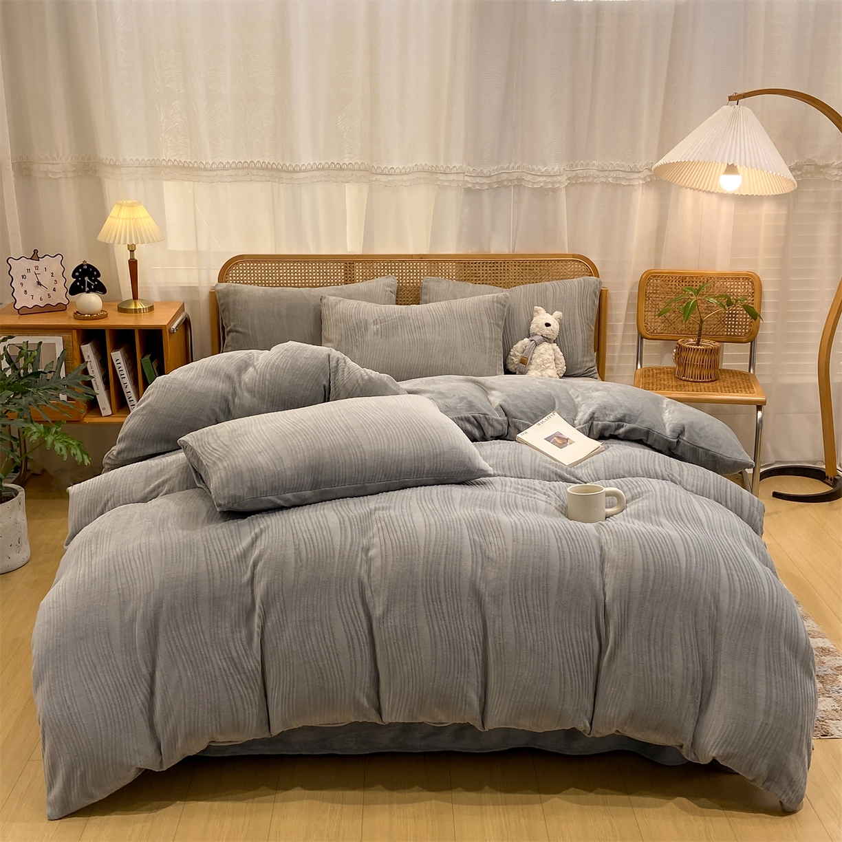 91家纺网 家纺一手货源 找家纺 灰鲸 2025新款高克重牛奶绒雕花简约纯色四件套 温妮-绅士灰