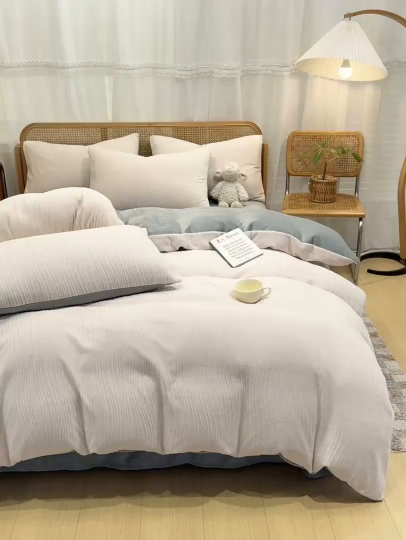 91家纺网 家纺一手货源 找家纺 灰鲸 2025新款高克重牛奶绒雕花简约纯色四件套 温妮-奶茶+绅士灰