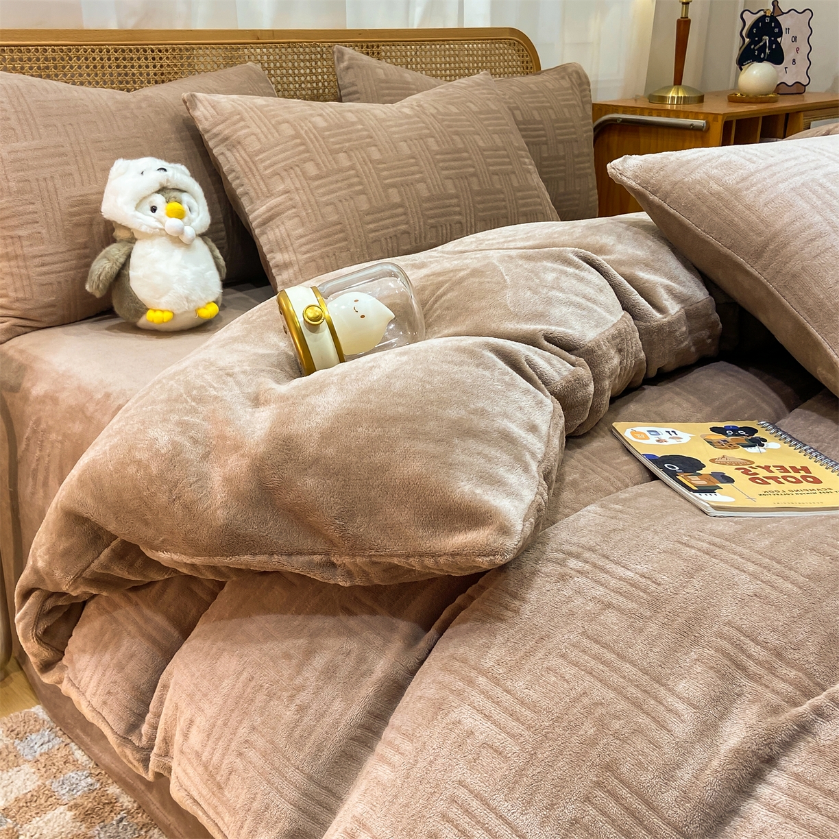 91家纺网 家纺一手货源 找家纺 灰鲸 2025新款高克重牛奶绒雕花简约纯色四件套 糖果格-摩卡